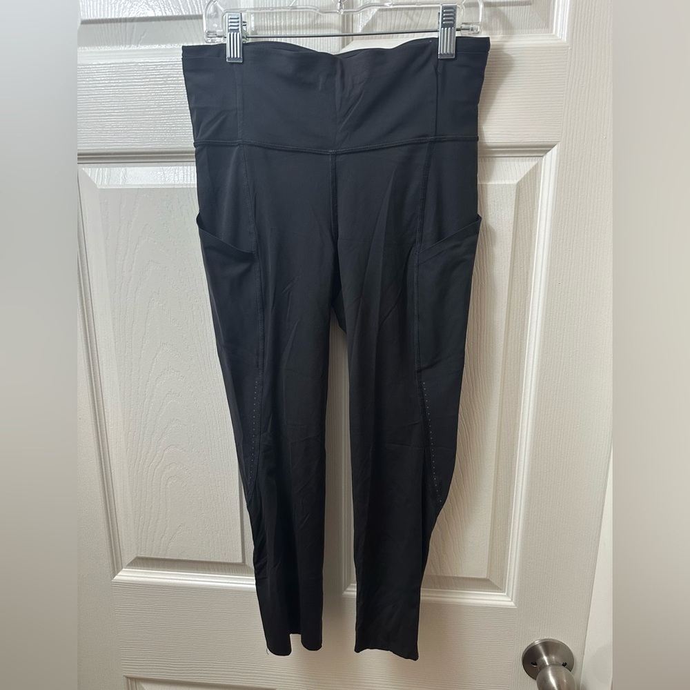 Lulu🍋Fast and Free High Rise Crop 21" Elite
Size 6 Black